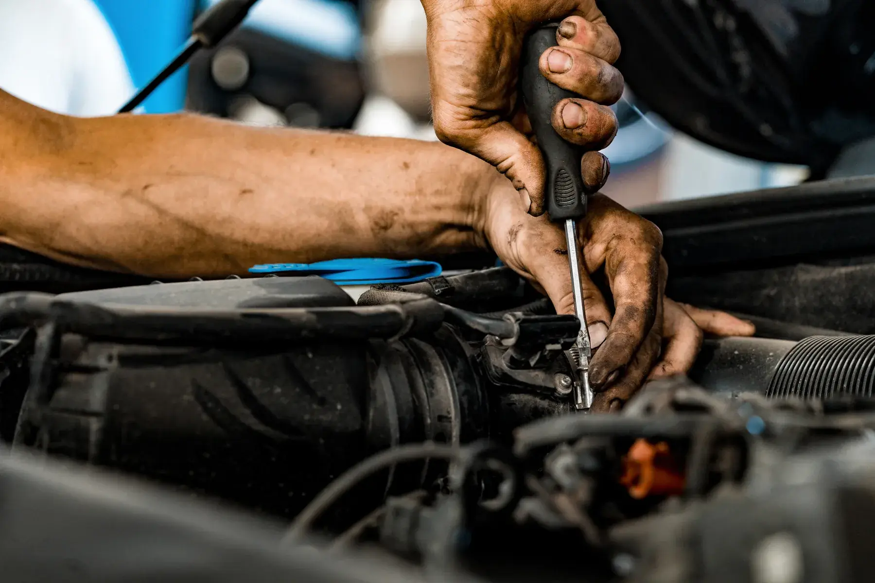 Mécanicien travaillant dans un compartiment moteur