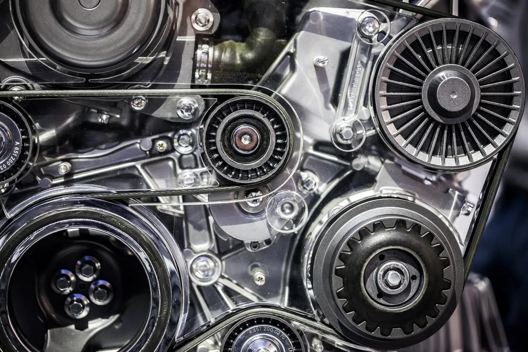 Poulies et composantes d’un moteur automobile